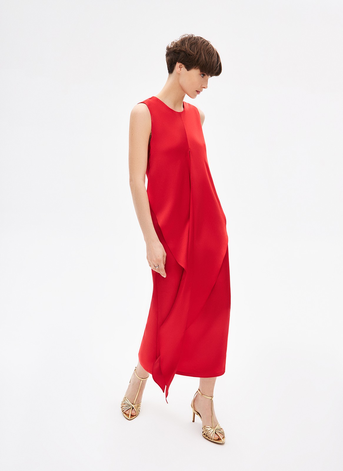 Платье с узлом спереди, цвет: красный Allweneed
Платье с узлом спереди из вискозы. Длина миди, округлый вырез и прямой, слегка облегающий крой. Модель имеет декоративную деталь, которую можно завязывать по желанию. Благодаря вискозе вам будет комфортно в жаркие дни. Идеально, чтобы отправиться на переговоры днём, а вечером на романтичную прогулку.