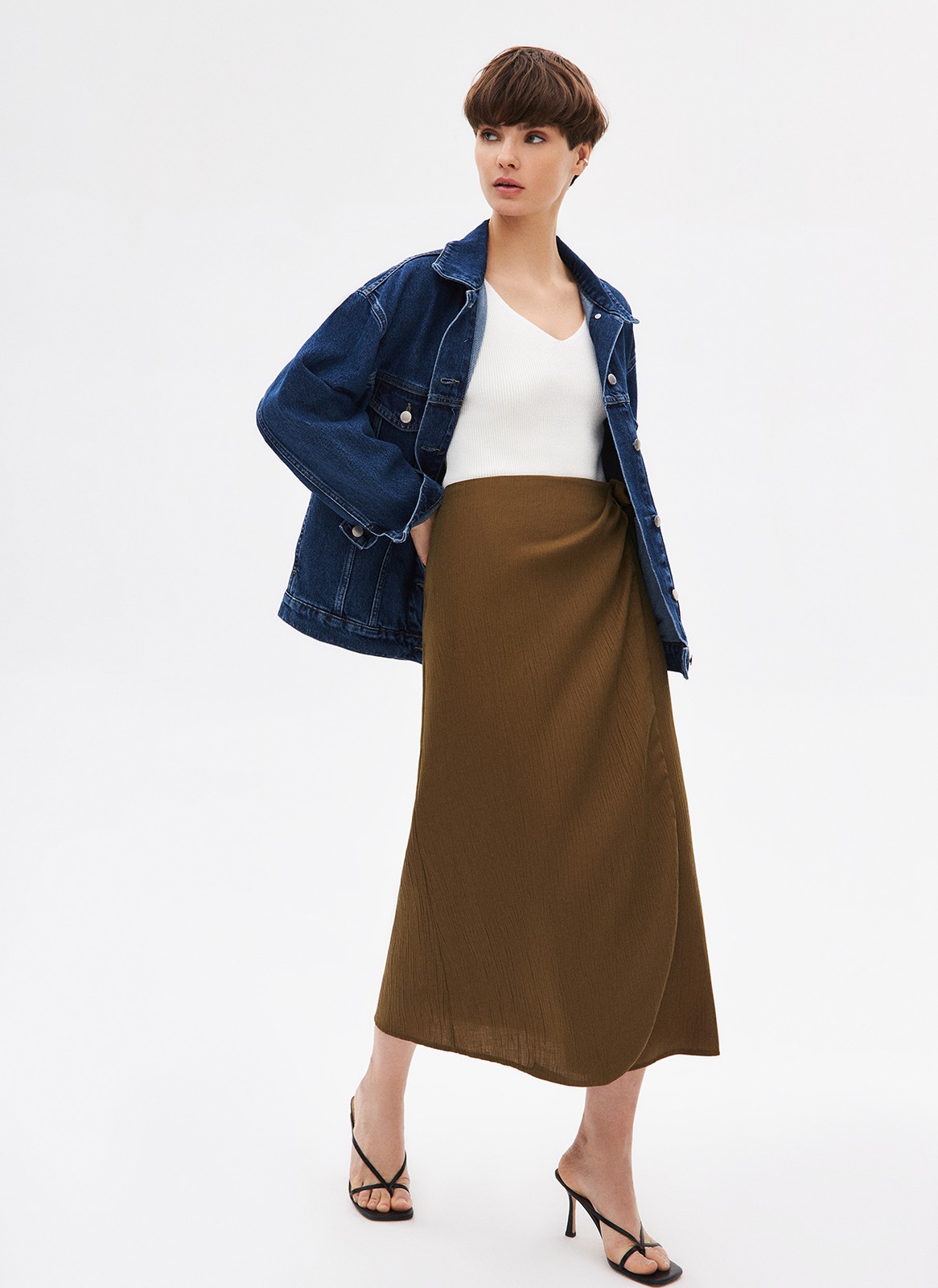 


Юбка с запахом длины миди. Тонкая летняя ткань с сатиновым отблеском состоит на 50% из волокна кукурузы, благодаря которому материал приобретает мягкую, заметную даже при беглом взгляде фактуру. В этом сезоне мы обратились к натуральным тканям, чтобы вы могли почувствовать единение с природой, где бы вы ни находились в городе или на отдыхе. Носите с тонкими лонгсливами, топами или купальниками.