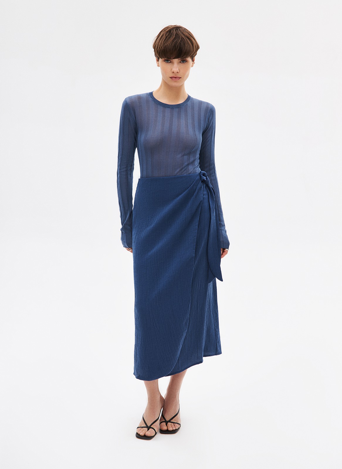 


Юбка с запахом длины миди. Тонкая летняя ткань с сатиновым отблеском состоит на 50% из волокна кукурузы, благодаря которому материал приобретает мягкую, заметную даже при беглом взгляде фактуру. В этом сезоне мы обратились к натуральным тканям, чтобы вы могли почувствовать единение с природой, где бы вы ни находились в городе или на отдыхе. Носите с тонкими лонгсливами, топами или купальниками.