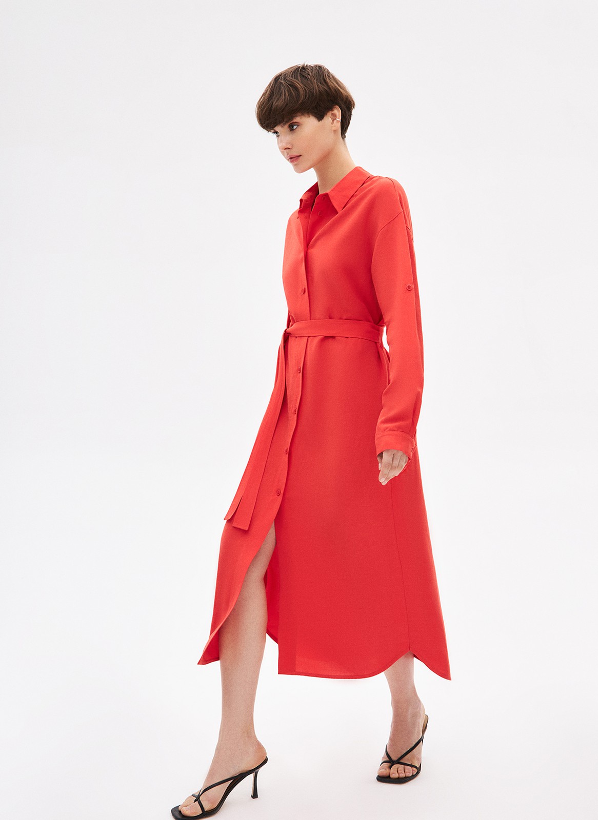 Платье-рубашка миди, цвет: красный Allweneed
Платье-рубашка из хлопка. Мы любим эту модель за то, что она будет актуальна всегда. Свободный крой, спущенное плечо, манжеты, планка с пуговицами и широкий пояс для акцента на талии. Ткань позволяет коже дышать в жаркое время года. Мы создали модель похожую на те, что носила в фильмах французская актриса Брижит Бардо. Составляйте с ней образы на работу, свидания и прогулки, меняя лаконичные украшения на заметные аксессуары.