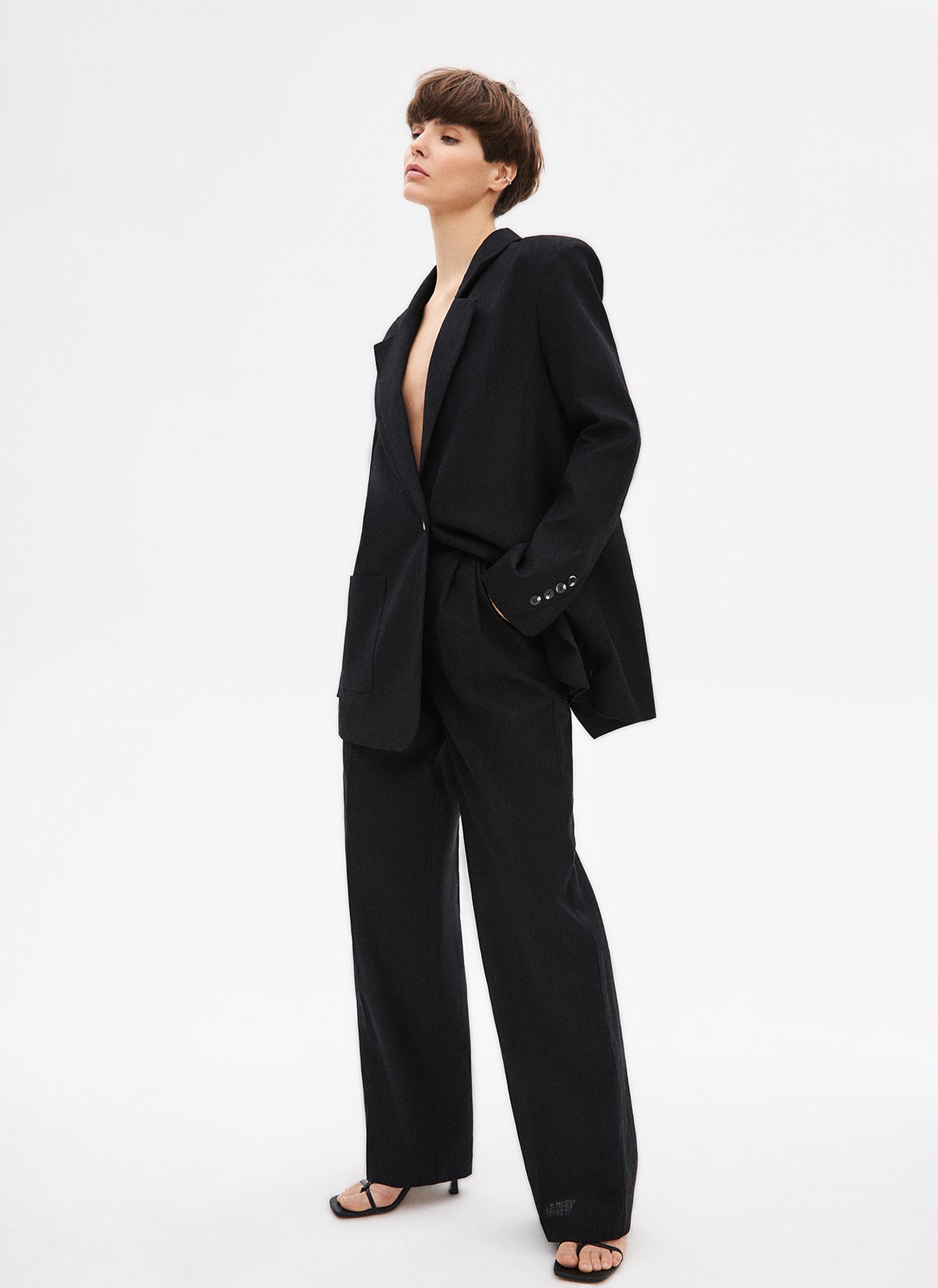 Жакет объемный "с мужского плеча", цвет: Черный Allweneed
Жакет объёмного кроя из рами экологичного фактурного материала из волокон крапивы (да, ткань из крапивы бывает не только в сказках). Одежда из него гипоаллергенна, хорошо впитывает влагу и устойчива к воздействию солнца. Жакет имеет объёмную линию плеча, застёжку на одну пуговицу, лацканы и накладные карманы. Благодаря крою кажется, что вы одолжили его у бойфренда. Носите с брюками и шортами из костюмной ткани.