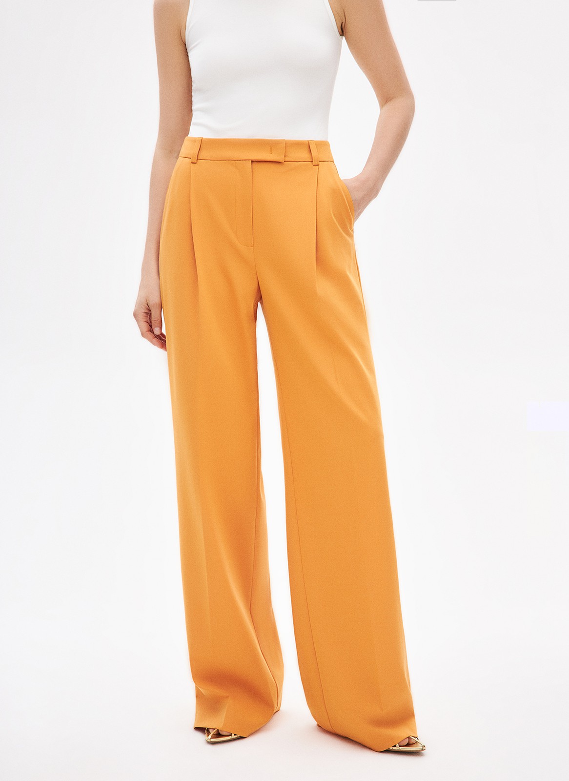 


Брюки на средней посадке полной длины. Скрытая застёжка на молнию. Модель свободного кроя делает силуэт визуально стройнее. Приятная к телу костюмная ткань с добавлением льна хорошо держит форму и обеспечивает правильную посадку по фигуре. Мы рекомендуем сочетать брюки с жакетом из новой коллекции, дополняя комплект броскими украшениями для вечера и лаконичными для офиса.