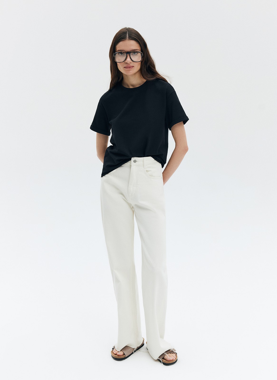 Футболка из эластичного, мягкого хлопка. Базовая модель свободного кроя со спущенным плечом. Благодаря материалу в футболке комфортно целый день идеально для жаркого времени года. Носите с джинсами, юбками и брюками.