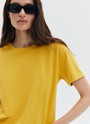 Футболка в стиле boyfriend, цвет: желтый Allweneed Футболка из эластичного, мягкого хлопка. Базовая модель свободного кроя со спущенным плечом. Благодаря материалу в футболке комфортно целый день идеально для жаркого времени года. Носите с джинсами, юбками и брюками.