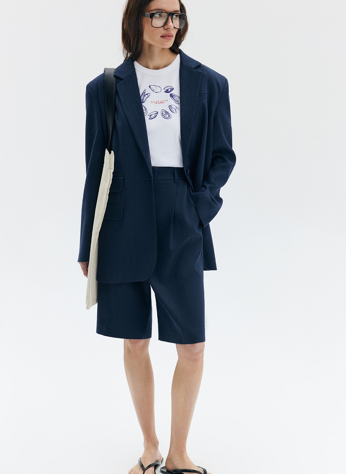 Шорты бермуды oversize изо льна, цвет: темно-синий Allweneed
Шорты-бермуды на высокой талии из костюмной ткани с добавлением льна. Скрытая застёжка на молнию и крючок. Два глубоких кармана. Это прекрасная замена брюкам в жаркий день. Носите с жилетом из коллекции на работу, а вечером с топами.