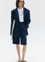 Шорты бермуды oversize изо льна, цвет: темно-синий Allweneed
Шорты-бермуды на высокой талии из костюмной ткани с добавлением льна. Скрытая застёжка на молнию и крючок. Два глубоких кармана. Это прекрасная замена брюкам в жаркий день. Носите с жилетом из коллекции на работу, а вечером с топами.