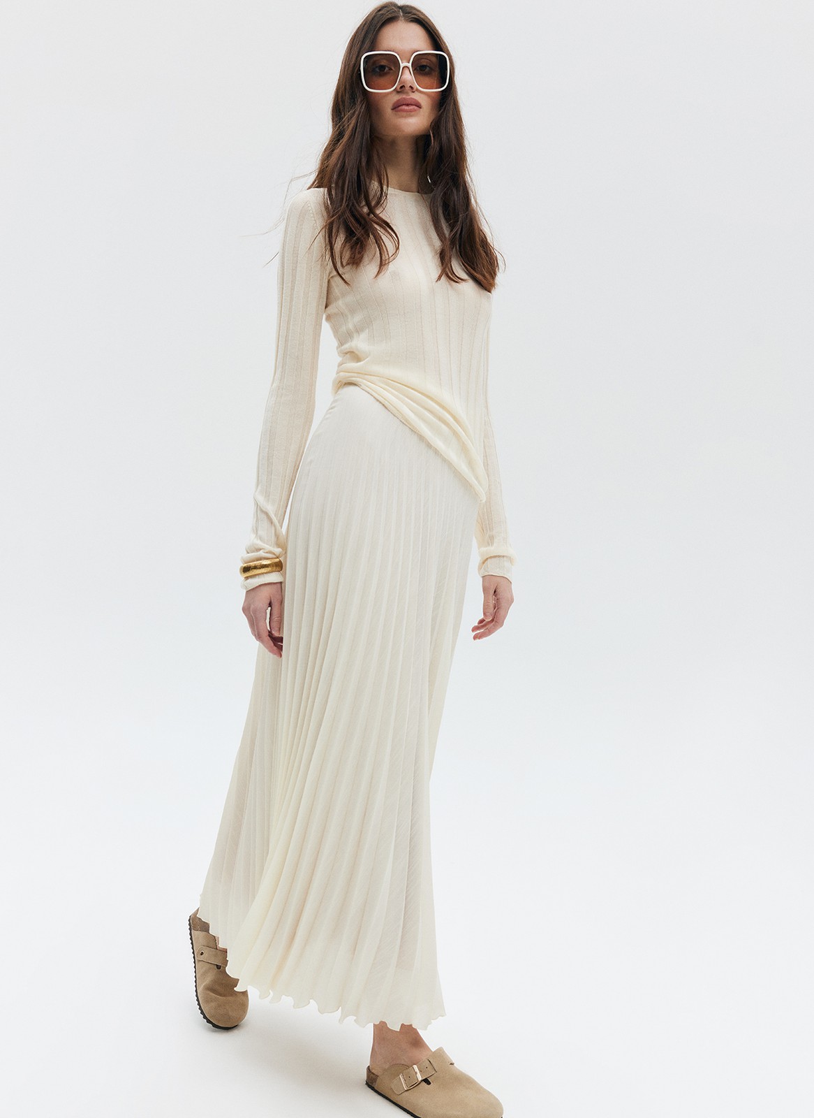 


Юбка со складками с посадкой на талии современная классика. Удобный эластичный пояс для комфорта в любое время суток утром до завтрака или после вечернего ужина. Ткань не слишком лёгкая, но и не слишком плотная, красиво струится при движении. Модель легко интегрировать как в строгий офисный дресс-код, так и в образы на каждый день.