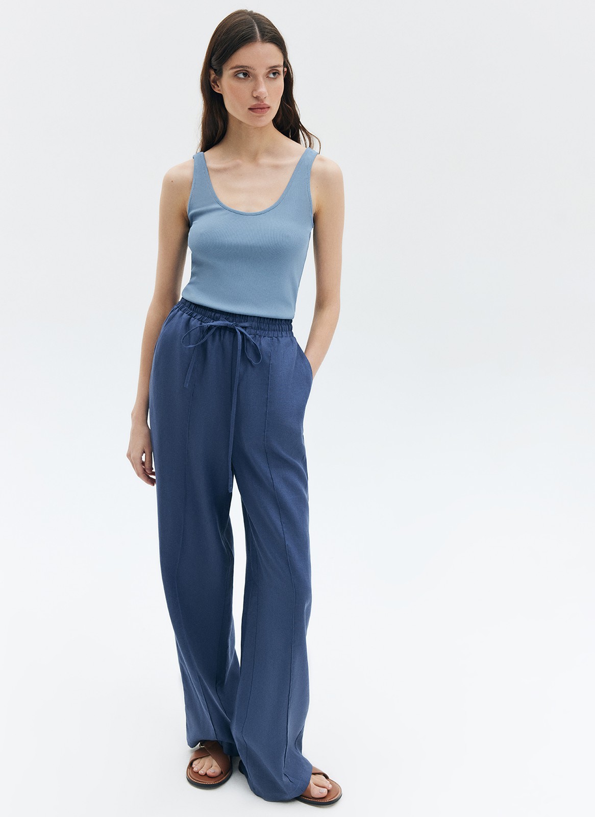 


Широкие брюки на резинке. Свободная посадка и эластичный пояс то, благодаря чему модель хочется носить каждый день. Брюки выполнены из мягкой в меру плотной ткани, которую мы часто используем в нашей капсуле Комфорт.