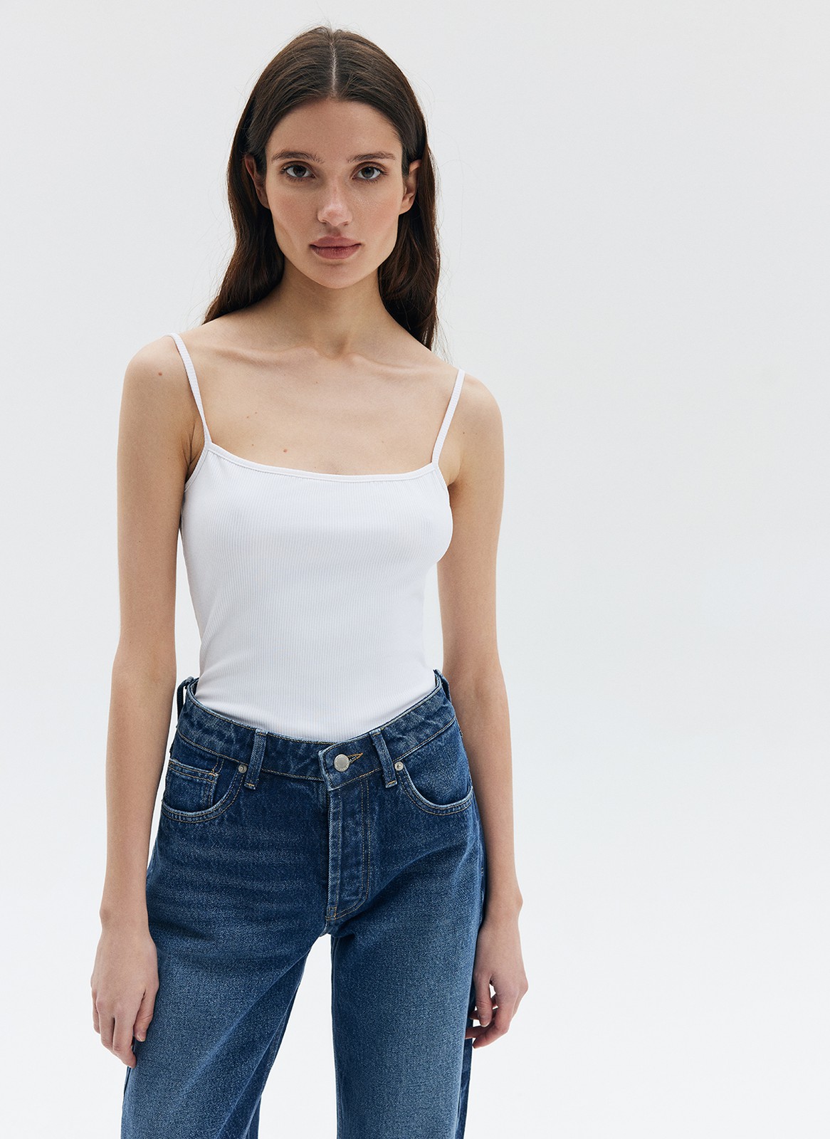 Майка на тонких бретелях из мягкого материала. Тонкая, слегка прозрачная ткань. Мы предлагаем носить её как базовую модель, вписывая в любой образ.