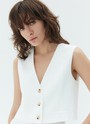Жилет из костюмной ткани с добавлением льна. Планка на пуговицах в тон. V-образный вырез подчёркивает красоту шеи. Такой жилет станет прекрасной альтернативой классическому жакету летом. Сочетайте с шортами на высокой талии.