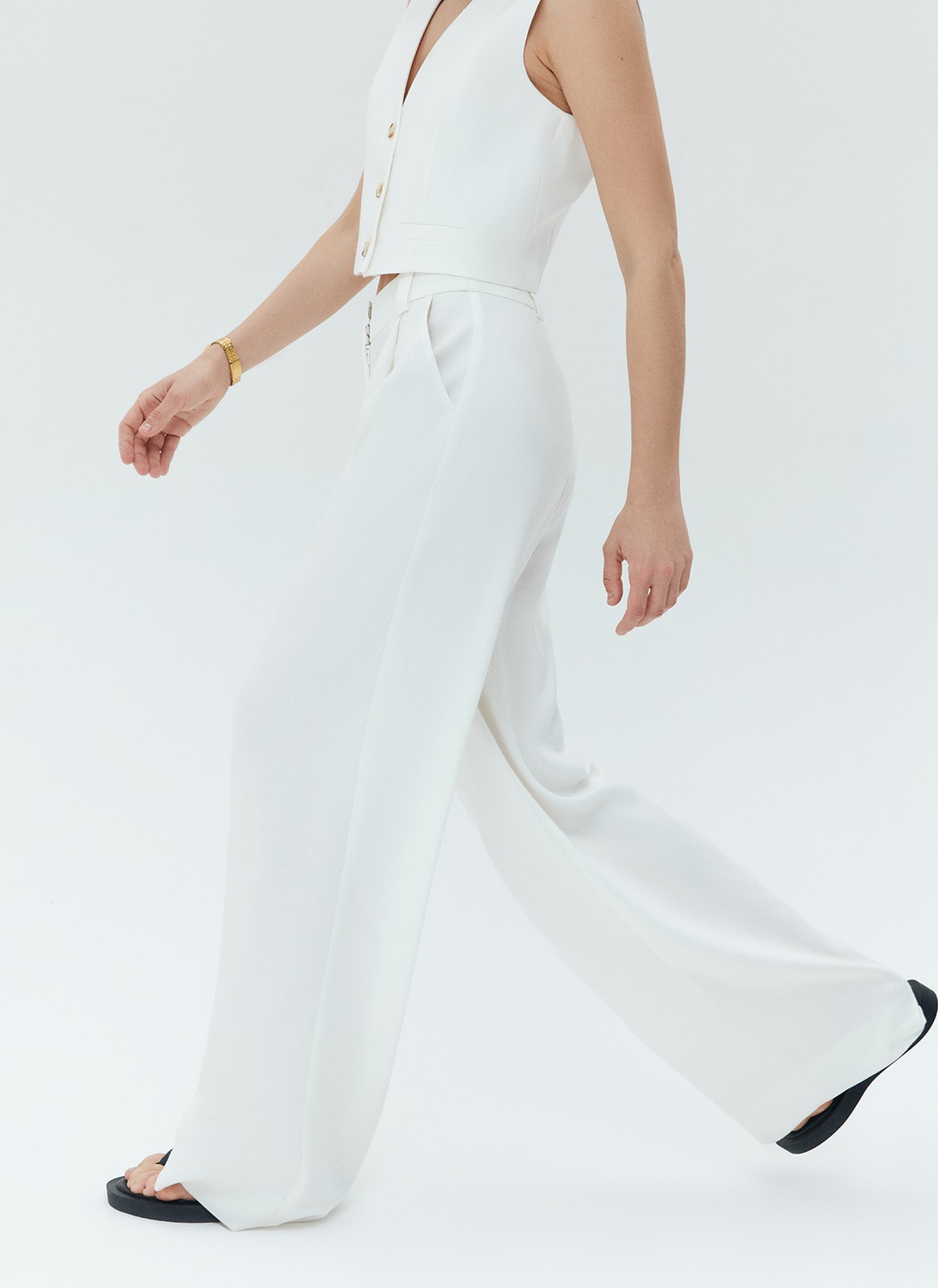 Брюки широкие полной длины изо льна, цвет: молочный Allweneed Широкие брюки полной длины из костюмной ткани с добавлением льна. Ткань с лёгким сатиновым блеском, которая красиво струится при движении. Посадка на талии и скрытая застёжка на молнию и крючок. Такой фасон отлично вытягивает силуэт и делает ноги визуально стройнее. Рекомендуем сочетать с жакетом в тон.