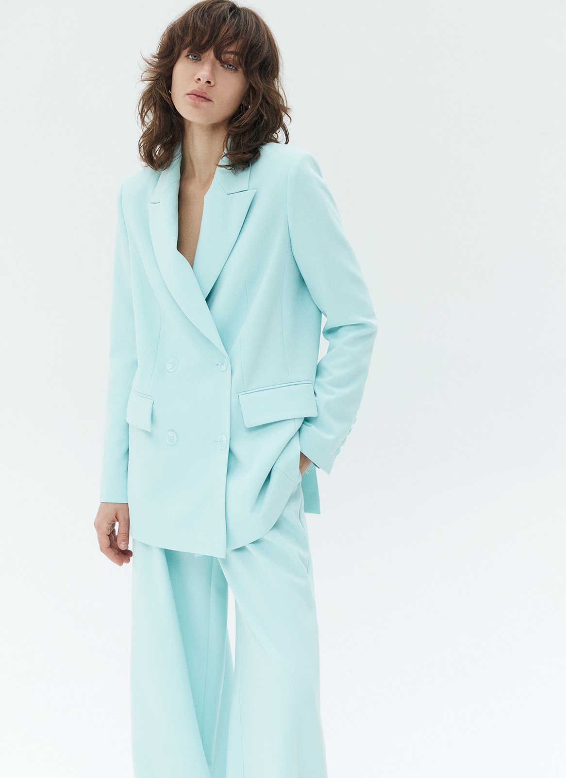 Жакет двубортный, цвет: мятный Allweneed
Удлинённый двубортный жакет прямого кроя. Классическая линия плеча, планка с двумя рядами пуговиц и лацканы. Два базовых кармана с клапанами. Модель выполнена из приятной к телу ткани, которая хорошо держит форму. Благодаря не слишком приталенному и не слишком широкому силуэту, изделие смотрится гармонично на девушках с разной фигурой. Днём наденьте его с брюками, а вечером накиньте на летящее платье.