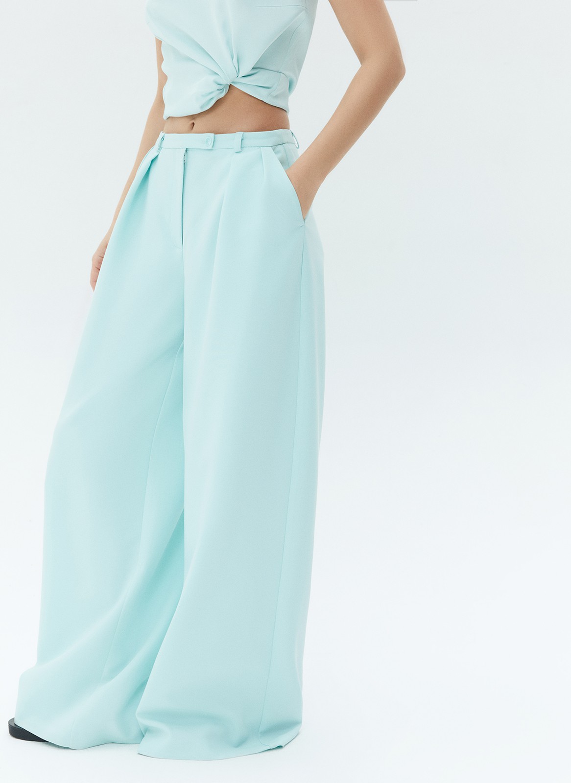 Брюки широкие полной длины. Посадка чуть ниже линии талии. Два глубоких боковых кармана. Мы кропотливо работали с костюмной тканью, чтобы она красиво струилась при ходьбе. Сочетайте со свободным жакетом из новой капсулы.