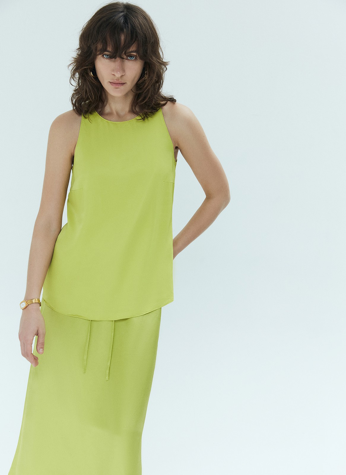 Топ с вырезом халтер, цвет: Лайм Allweneed Базовый топ с актуальным вырезом халтер. Мы сделали вытачку на груди для лучшей посадки по фигуре. Модель прямого кроя. Носите с джинсами, юбками и шортами изо льна и рами.