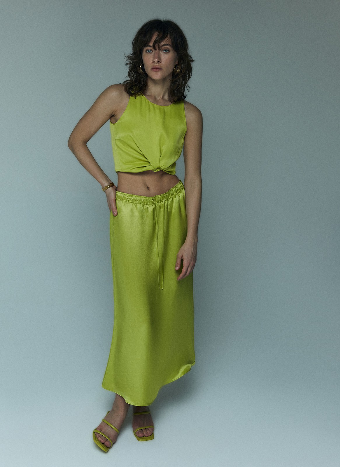 Юбка миди на кулиске, цвет: Лайм Allweneed
Юбка длины миди с посадкой на талии. Модель с зауженной линией бедра и расклешённым низом для создания женственного силуэта.Мы добавили кантики в качестве декоративных элементов. Модель выполнена из лёгкой, но формоустойчивой ткани. Мы уже представили, как наденем эту юбку с рубашкой на работу, а с шёлковым топом в отпуск.