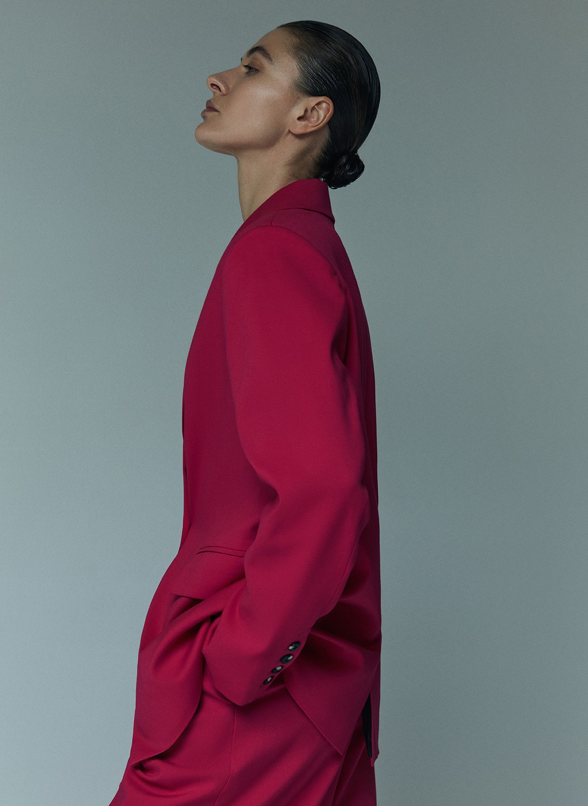 Объёмный жакет с широким рукавом из линейки TREND. При создании модели мы вдохновлялись чёткой формой японского кимоно. Лаконичный силуэт без лишних вытачек и рельефов с длиной чуть ниже бедра. Мы выполнили жакет из приятной к телу ткани с добавлением вискозы. Носите с костюмными шортами и брюками.