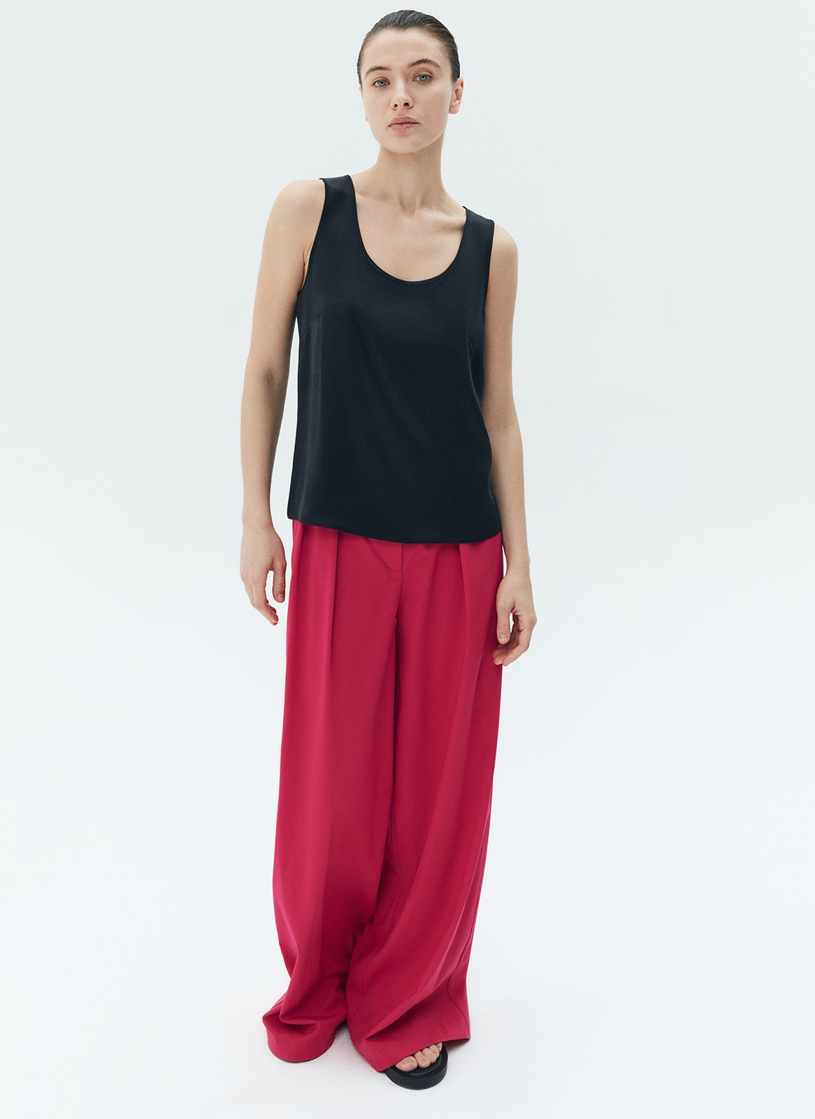 Топ на широких бретелях, цвет: Черный Allweneed
Базовый топ на широких бретелях. Тонкая ткань с лёгким сатиновым свечением. Округлый вырез с окантовкой. Модель прямогосилуэта, поэтому она подойдёт девушкам с разной фигурой. Мы сочетаем это изделие как со строгими вещами из офисного гардероба, так и с любимыми джинсовыми шортами и летящими юбкам