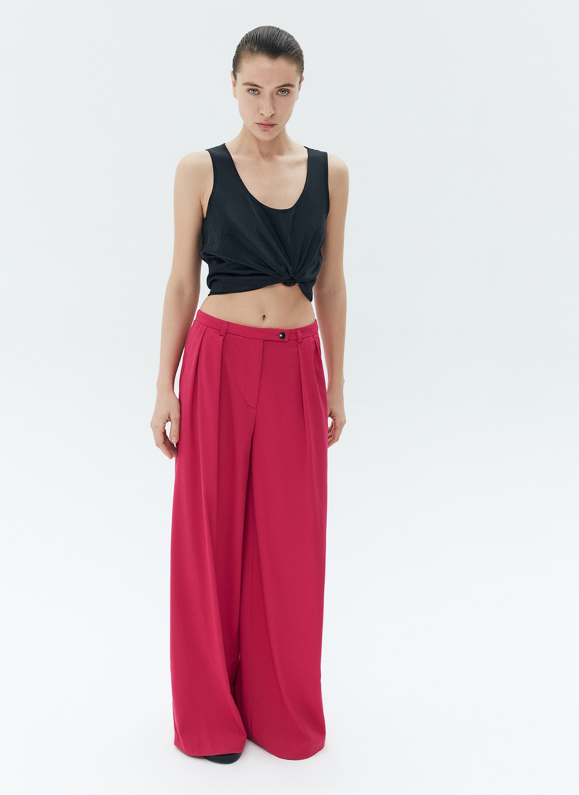 Брюки широкие полной длины. Посадка чуть ниже линии талии. Два глубоких боковых кармана. Мы кропотливо работали с костюмной тканью, чтобы она красиво струилась при ходьбе. Сочетайте со свободным жакетом из новой капсулы.