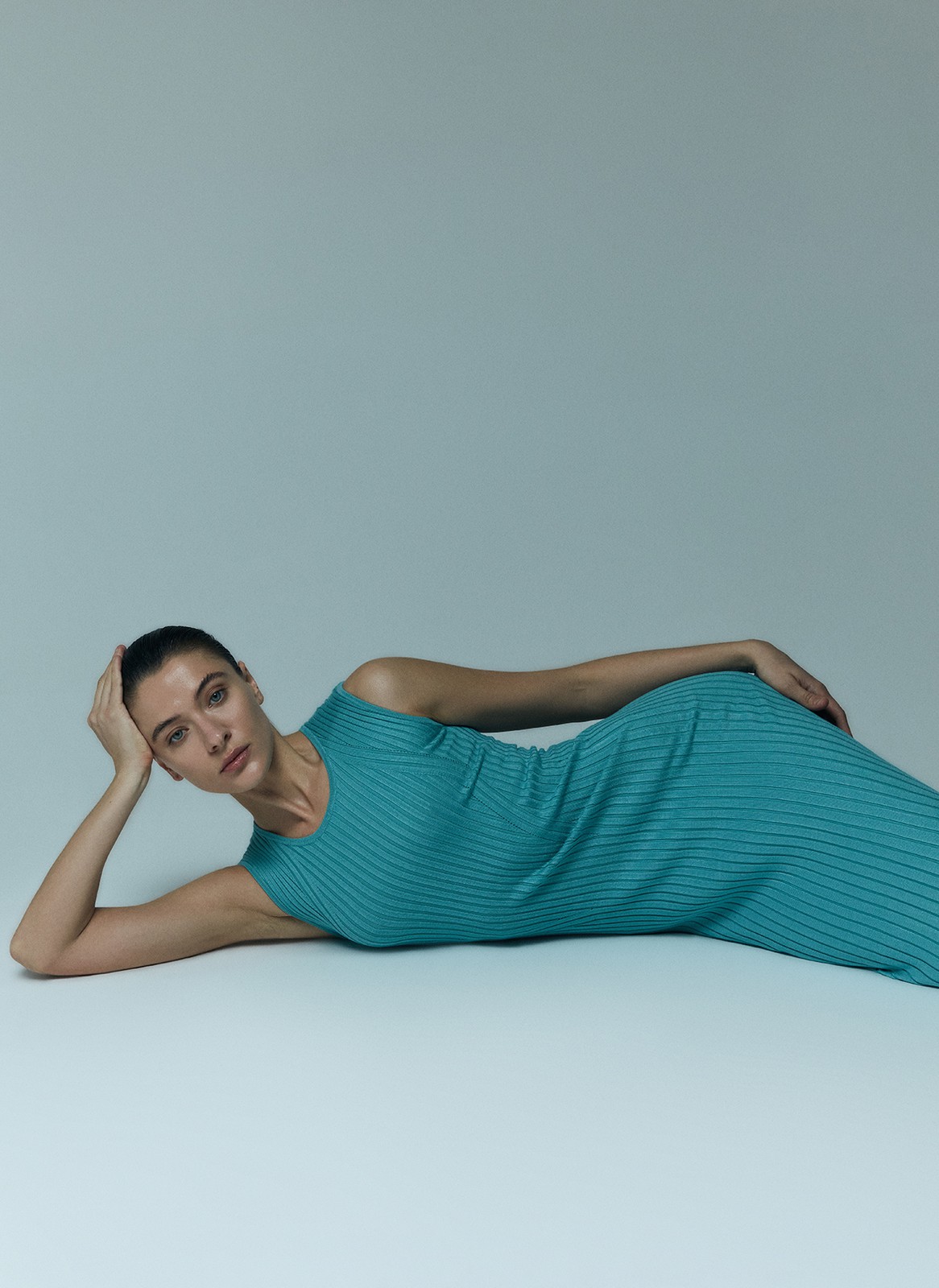 Платье макси вязаное, цвет: мятный Allweneed
Трикотажное платье полуприлегающего силуэта. Актуальная длина миди, круглая горловина. Мягкий материал хорошо тянется и комфортен в носке. Это лаконичная, базовая модель на каждый день, которая при этом смотрится очень чувственно. Носите платье с куртками из денима, жакетами или самостоятельно, дополнив аксессуарами.