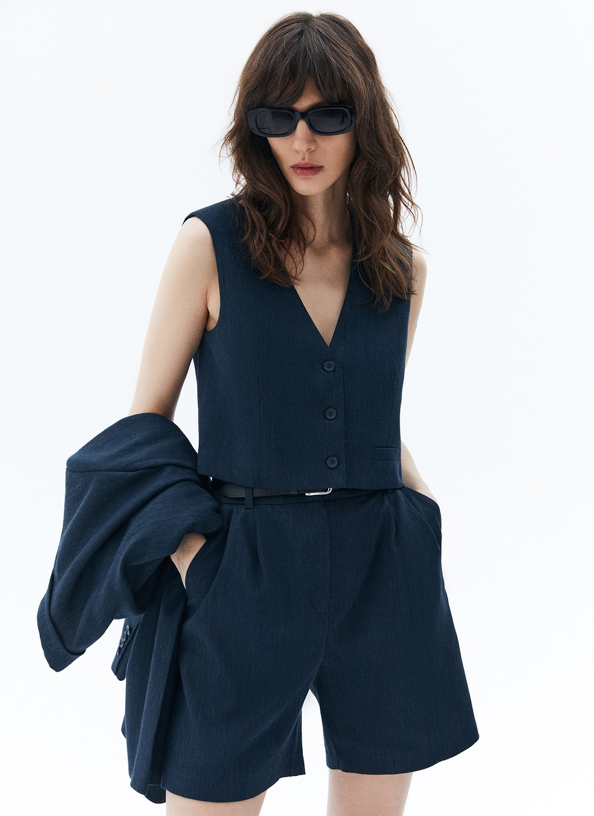 


Жилет из костюмной ткани с добавлением льна. Планка на пуговицах в тон. V-образный вырез подчёркивает красоту шеи. Такой жилет станет прекрасной альтернативой классическому жакету летом. Сочетайте с шортами на высокой талии.