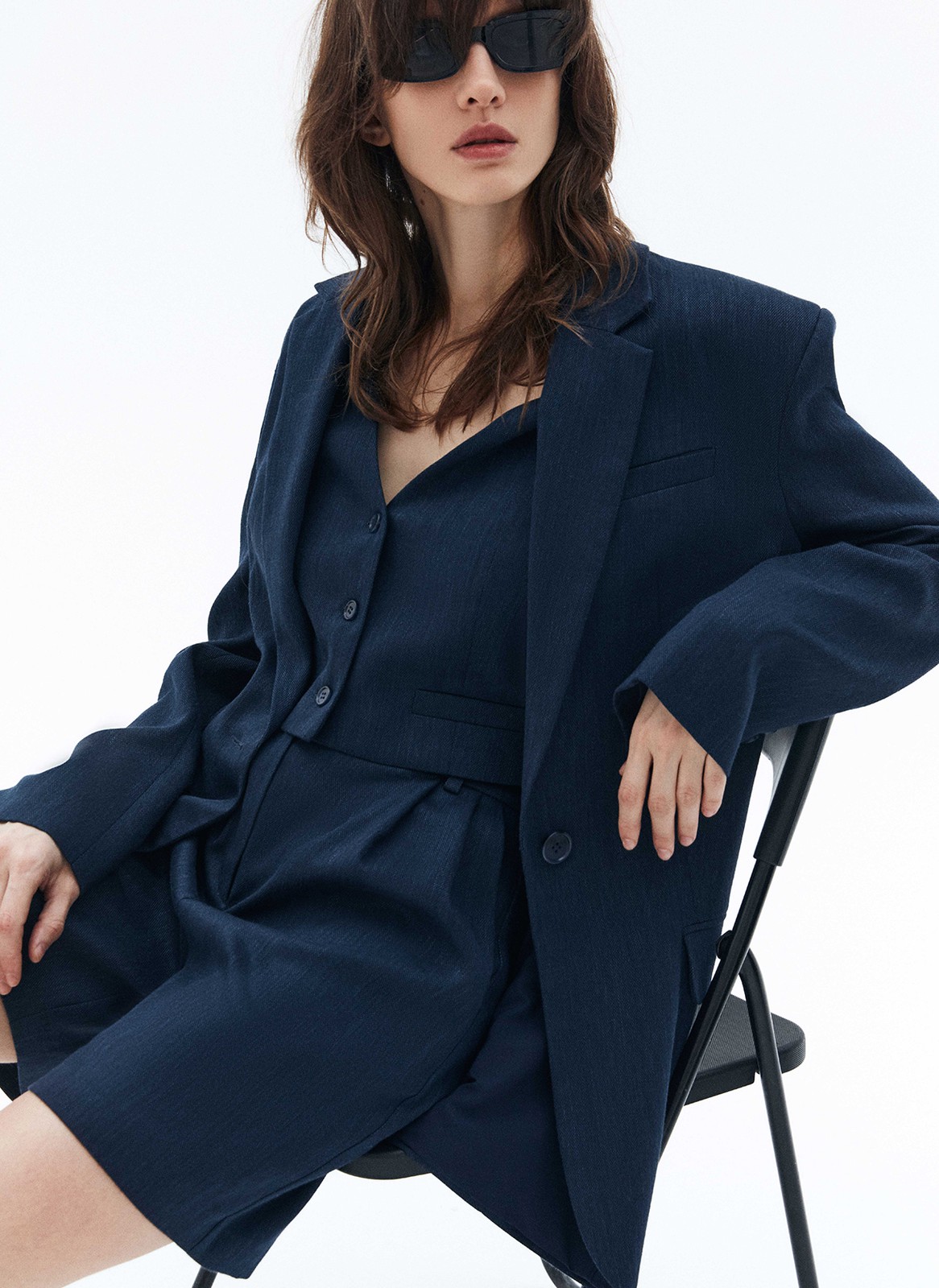 Шорты бермуды костюмные, цвет: темно-синий Allweneed Шорты-бермуды на высокой талии из костюмной ткани. Скрытая застёжка на молнию и крючок. Два глубоких кармана. Это прекрасная замена брюкам в жаркий день. Носите с жилетом из коллекции на работу, а вечером с топами.