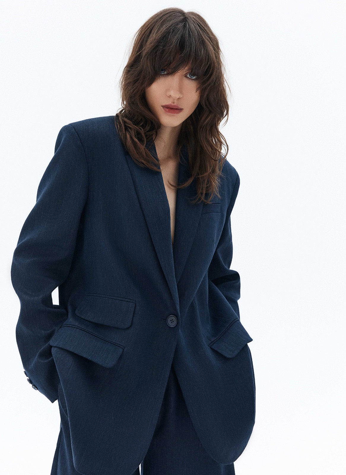 


Жакет свободного кроя. Застёжка на одну пуговицу, чуть увеличенная линия плеча и воротник с лацканами. Модель выполнена из формоустойчивой костюмной ткани, в которой комфортно в летнее время. Необычная и акцентная деталь декоративный дополнительный карман с клапаном. Изделие цепляет взгляды и превращает базовый костюм в тренд. Подберите к жакету брюки или костюмные шорты.