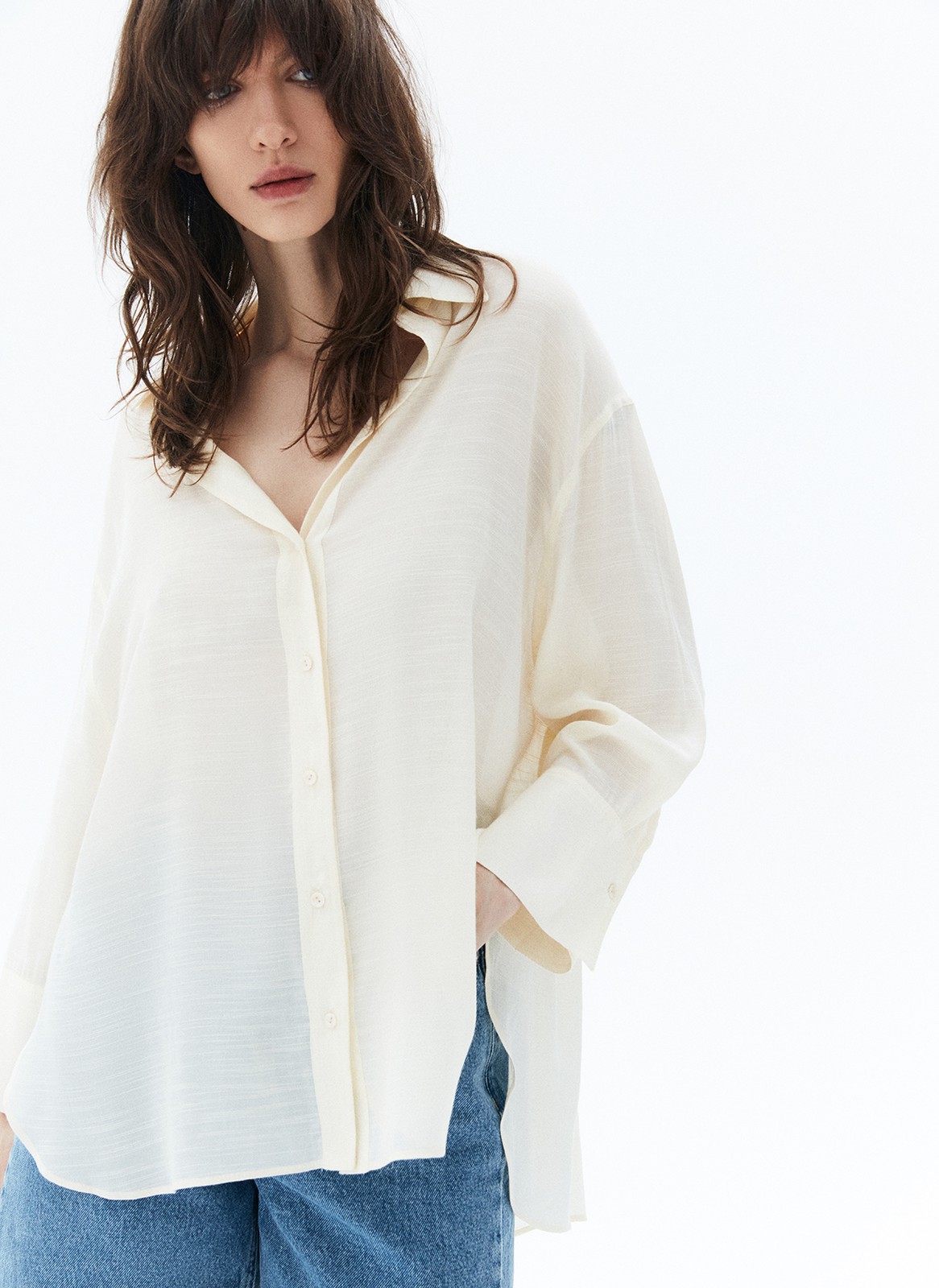 Рубашка объемная, цвет: бежевый Allweneed
Рубашка широкого кроя. Застёжка с пуговицами в тон, свободный рукав и спущенное плечо. Мы выполнили модель из приятной к телу ткани, благодаря которой вам будет комфортно в любую погоду этим летом. Рубашку можно носить самостоятельно или как альтернативу кардигану с платьями, футболками и топами.