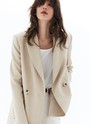 


Удлинённый двубортный жакет прямого кроя. Классическая линия плеча, планка с двумя рядами пуговиц и лацканы. Два базовых кармана с клапанами. Модель выполнена из приятной к телу ткани, которая хорошо держит форму. Благодаря не слишком приталенному и не слишком широкому силуэту,изделие смотрится гармонично на девушках с разной фигурой. Днём наденьте его с брюками, а вечером накиньте на летящее платье.