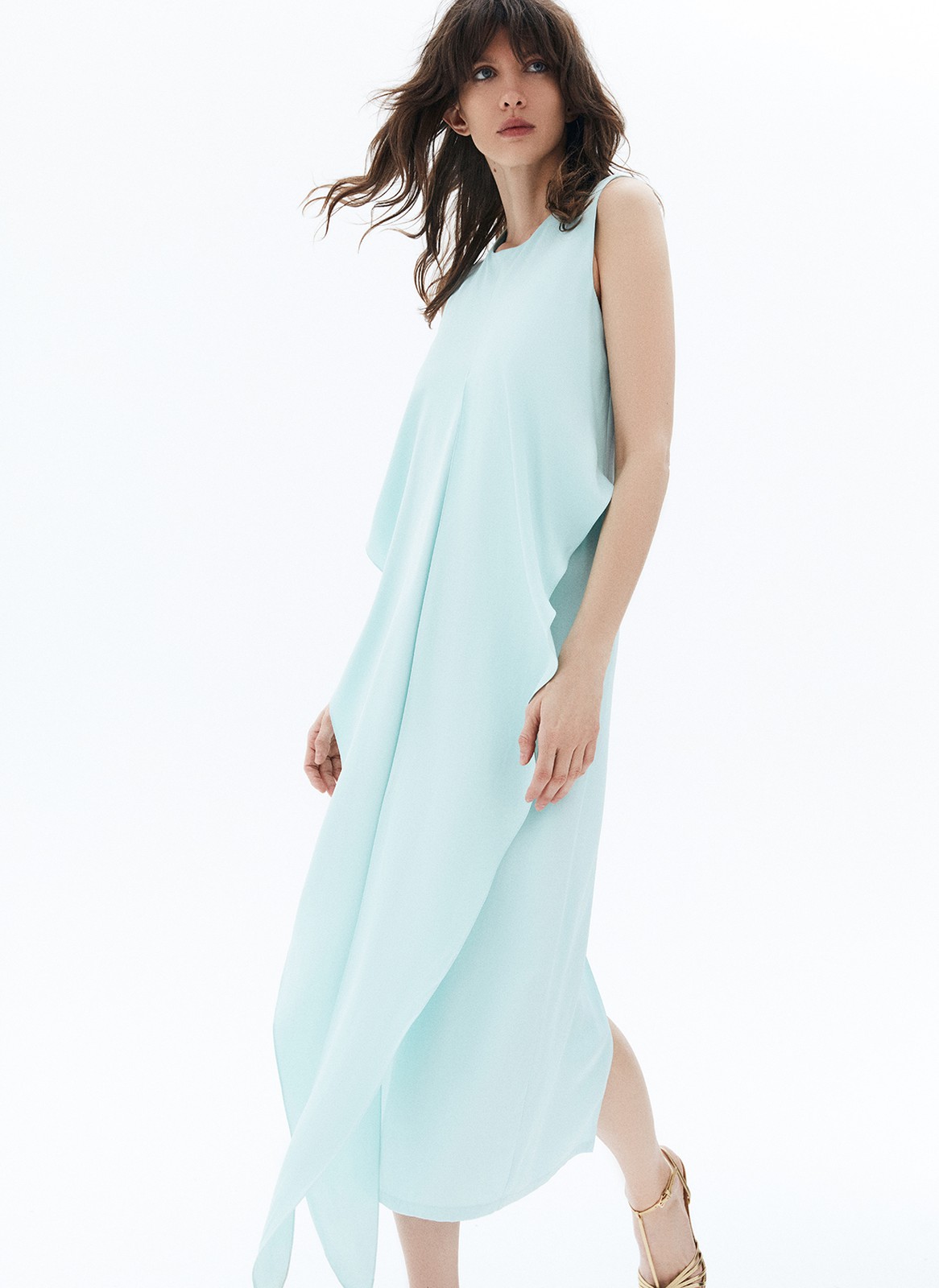 Платье с узлом спереди, цвет: мятный Allweneed
Платье с узлом спереди из вискозы. Длина миди, округлый вырез и прямой, слегка облегающий крой. Модель имеет декоративную деталь, которую можно завязывать по желанию. Благодаря вискозе вам будет комфортно в жаркие дни. Идеально, чтобы отправиться на переговоры днём, а вечером на романтичную прогулку.