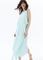 Платье с узлом спереди, цвет: мятный Allweneed
Платье с узлом спереди из вискозы. Длина миди, округлый вырез и прямой, слегка облегающий крой. Модель имеет декоративную деталь, которую можно завязывать по желанию. Благодаря вискозе вам будет комфортно в жаркие дни. Идеально, чтобы отправиться на переговоры днём, а вечером на романтичную прогулку.