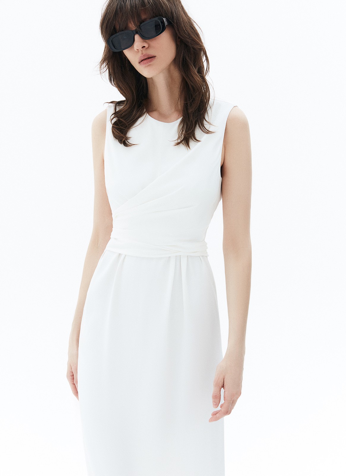 Платье с узлом спереди, цвет: молочный Allweneed
Платье с узлом спереди из вискозы. Длина миди, округлый вырез и прямой, слегка облегающий крой. Модель имеет декоративную деталь, которую можно завязывать по желанию. Благодаря вискозе вам будет комфортно в жаркие дни. Идеально, чтобы отправиться на переговоры днём, а вечером на романтичную прогулку.