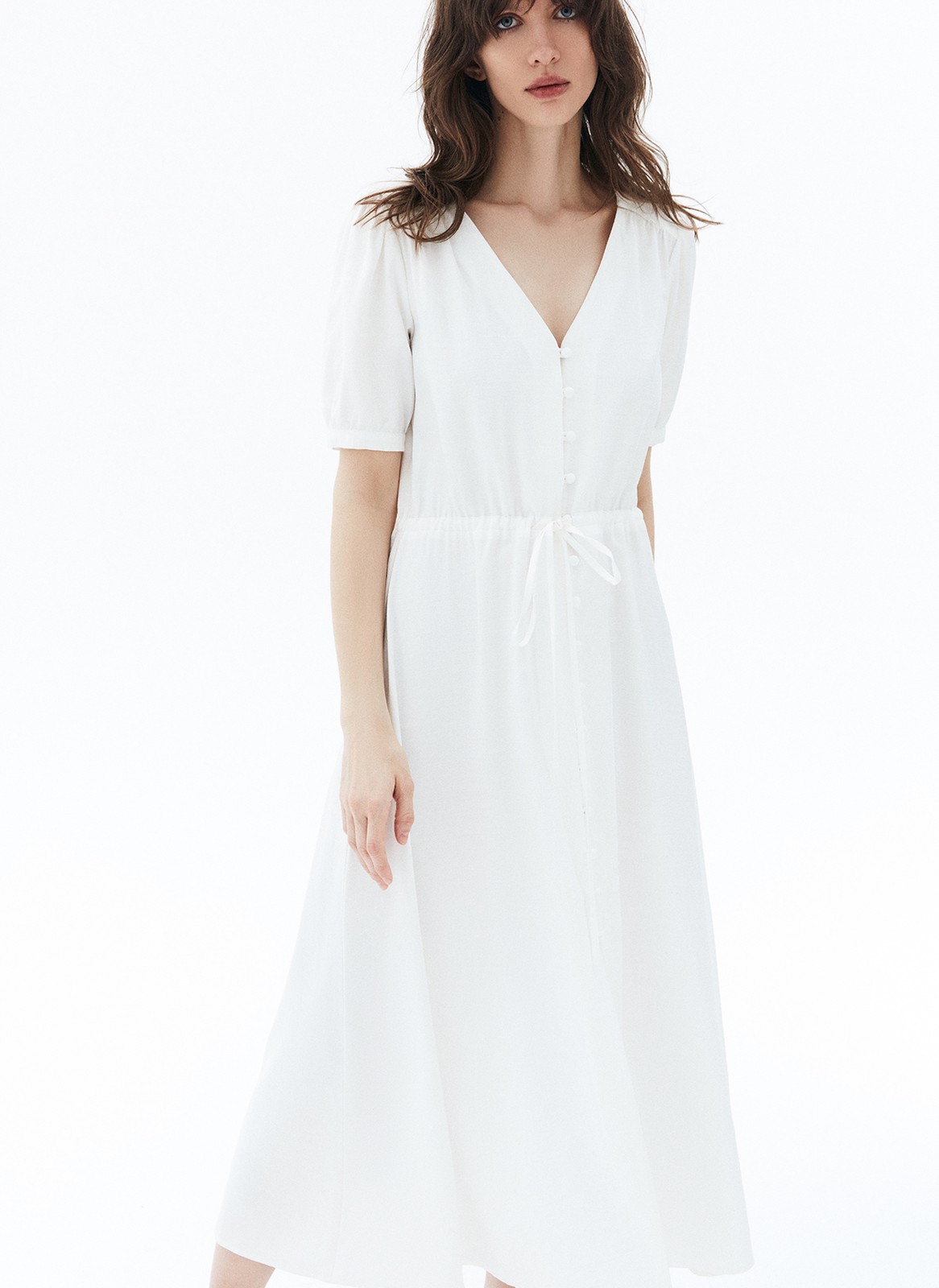 Платье приталенное на пуговицах, цвет: молочный Allweneed
Нежное платье, силуэт с акцентом на талии. V-образный вырез, короткие рукава с манжетами и тонкая кулиска, которую можно затянуть. При желании расстегните несколько пуговиц на юбке и сделайте образ чуть более игривым и смелым. Будучи немного наивной, модель создаёт ощущение, что вы француженка из старого кинофильма, даже когда вы просто прогуливаетесь по городскому парку.