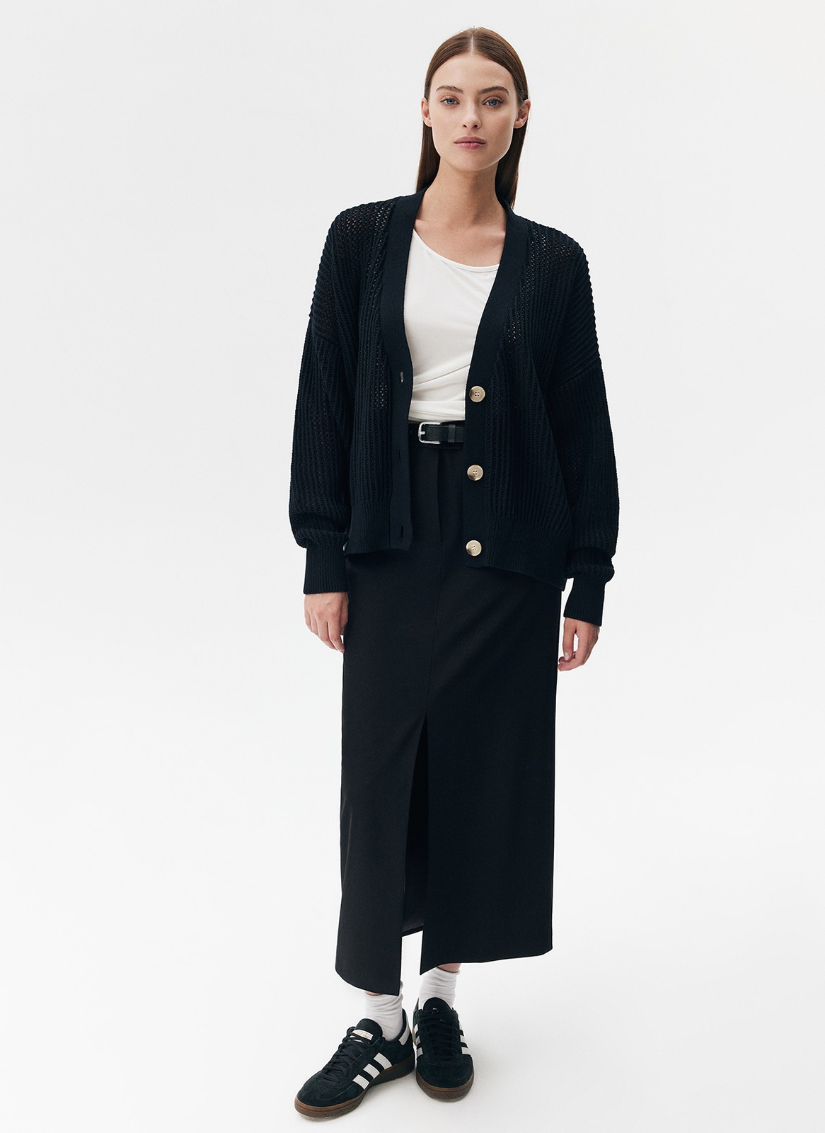 Укороченный кардиган из хлопка уютная базовая модель для летнего сезона. Мягкие длинные рукава со спущенной линией плеча создают расслабленное настроение. V-образная зона декольте. Сочетайте с любимыми джинсами и юбками.