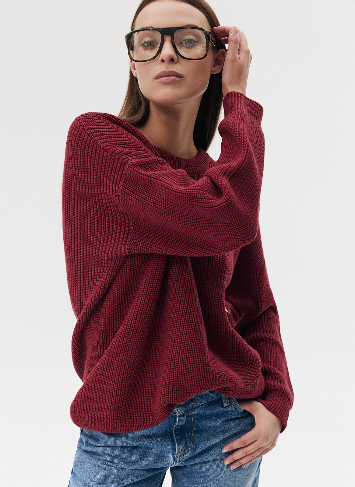 Трикотажный джемпер с длинным рукавом для женщины, цвет: Терракотово-Красный Allweneed Хлопковый свитер. Модель свободного силуэта, с круглой горловиной. Легко вписывается в осенний гардероб. Благодаря слегка расслабленной, но плотной вязке мелкой косичкой создается эффект воздушности. Материал дышит и позволяет поддерживать оптимальную температуру тела. Каждый сезон мы пополняем палитру модели новыми оттенками. Летом свитер подходит для прохладных вечеров, а осенью советуем включить его в повседневную базу и носить с футболками и рубашками.