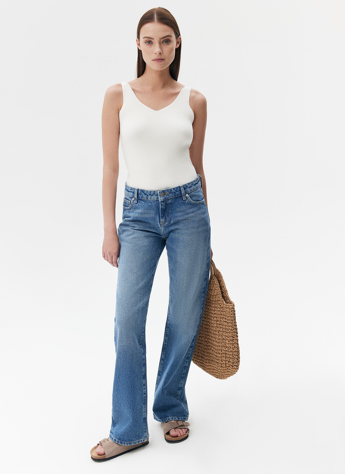 Брюки из джинсовой ткани для женщины, цвет: синий Allweneed Bootcut это модель, облегающая бёдра и расклешённая от колена книзу. Изделие на трендовой низкой посадке. Четыре кармана. Плотный материал держит форму и красиво подчёркивает линию бедра. Мы выполнили модель из нашего премиального 100% хлопкового денима с авторской варкой и брендированной фурнитурой высокого качества, по которой нас узнают.