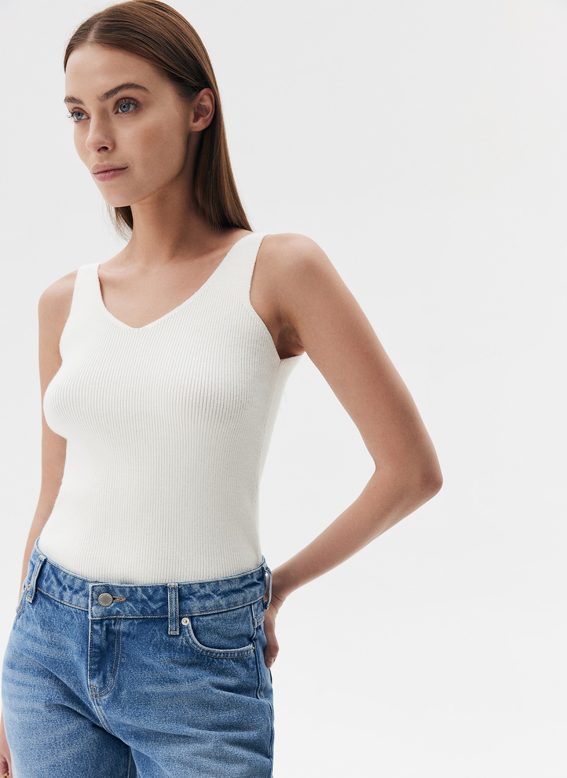 Топ вязаный, цвет: молочный Allweneed
Минималистичный топ из вискозы плотной вязки резинкой. Наш бестселлер в осенних цветах. Мягкий материал, пропускающий воздух и приятный к телу, позволяет носить топ под рубашку или жакет, а в тёплую погоду надевать его самостоятельно.