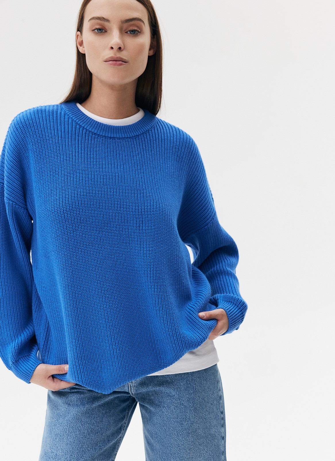 Трикотажный джемпер с длинным рукавом для женщины, цвет: синий Allweneed Хлопковый свитер. Модель свободного силуэта, с круглой горловиной. Легко вписывается в осенний гардероб. Благодаря слегка расслабленной, но плотной вязке мелкой косичкой создается эффект воздушности. Материал дышит и позволяет поддерживать оптимальную температуру тела. Каждый сезон мы пополняем палитру модели новыми оттенками. Летом свитер подходит для прохладных вечеров, а осенью советуем включить его в повседневную базу и носить с футболками и рубашками.