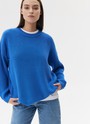 Трикотажный джемпер с длинным рукавом для женщины, цвет: синий Allweneed Хлопковый свитер. Модель свободного силуэта, с круглой горловиной. Легко вписывается в осенний гардероб. Благодаря слегка расслабленной, но плотной вязке мелкой косичкой создается эффект воздушности. Материал дышит и позволяет поддерживать оптимальную температуру тела. Каждый сезон мы пополняем палитру модели новыми оттенками. Летом свитер подходит для прохладных вечеров, а осенью советуем включить его в повседневную базу и носить с футболками и рубашками.