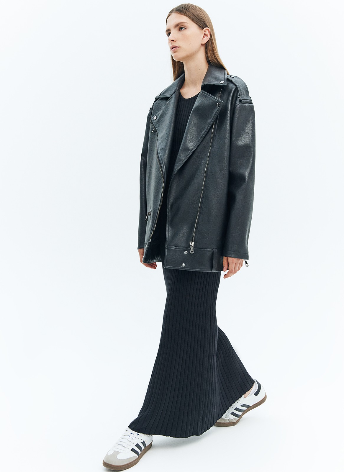 Объёмная косуха из экокожи. Косая молния, широкие лацканы, погоны и молния на рукаве. Мы изготовили модель с нашей фирменной фурнитурой высокого качества. Экокожа достаточно плотная, чтобы держать форму. Материал слегка переливается на свету. Благодаря свободной посадке её можно носить девушкам с разной фигурой. Сочетайте с джинсами, юбками из вискозы и денима.