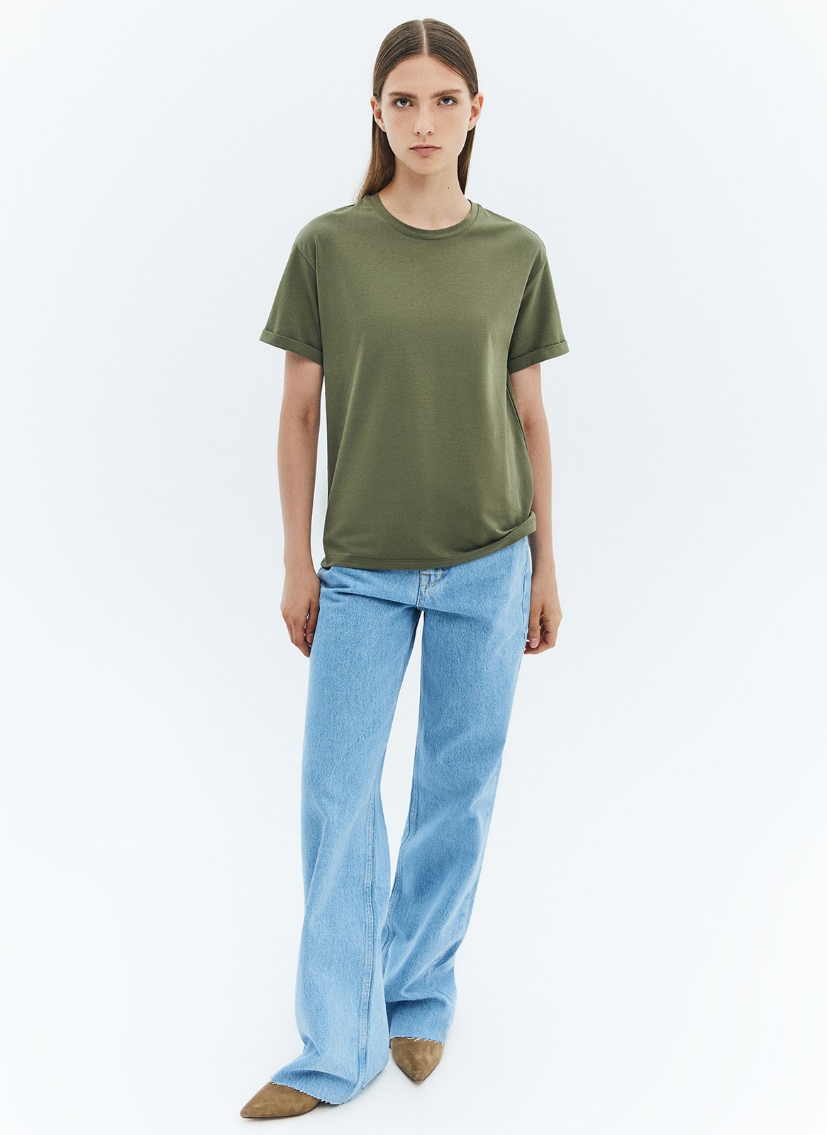 Футболка из эластичного мягкого хлопка. Базовая модель свободного кроя со спущенным плечом. Благодаря материалу в футболке комфортно целый день в любое время года. Носите с джинсами, юбками и брюками.

