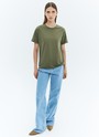 Футболка из эластичного мягкого хлопка. Базовая модель свободного кроя со спущенным плечом. Благодаря материалу в футболке комфортно целый день в любое время года. Носите с джинсами, юбками и брюками.

