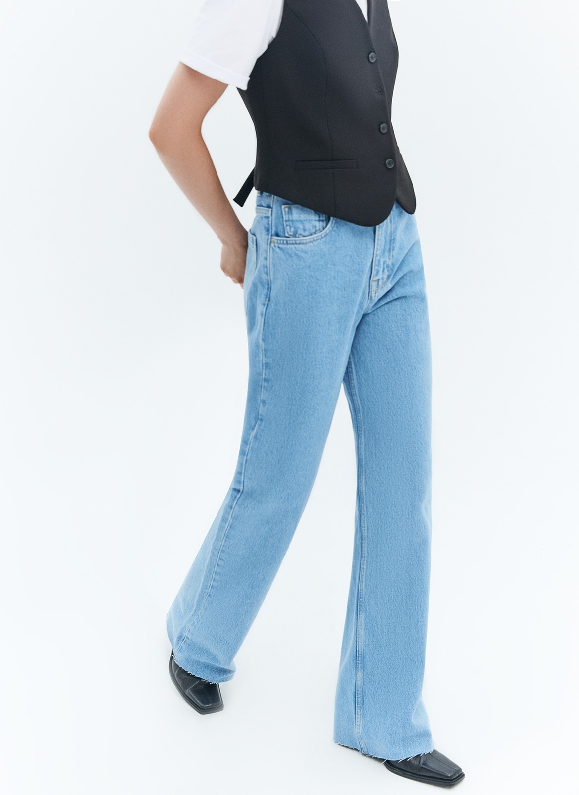 Прямые джинсы с посадкой на линии талии. Ваша любимая модель полной длины. Четыре кармана. Плотный материал позволяет держать форму и красиво облегает линию бедра. Мы выполнили джинсы из нашего премиального 100% хлопкового денима с авторской варкой и брендированной фурнитурой высокого качества, по которой нас узнают.

