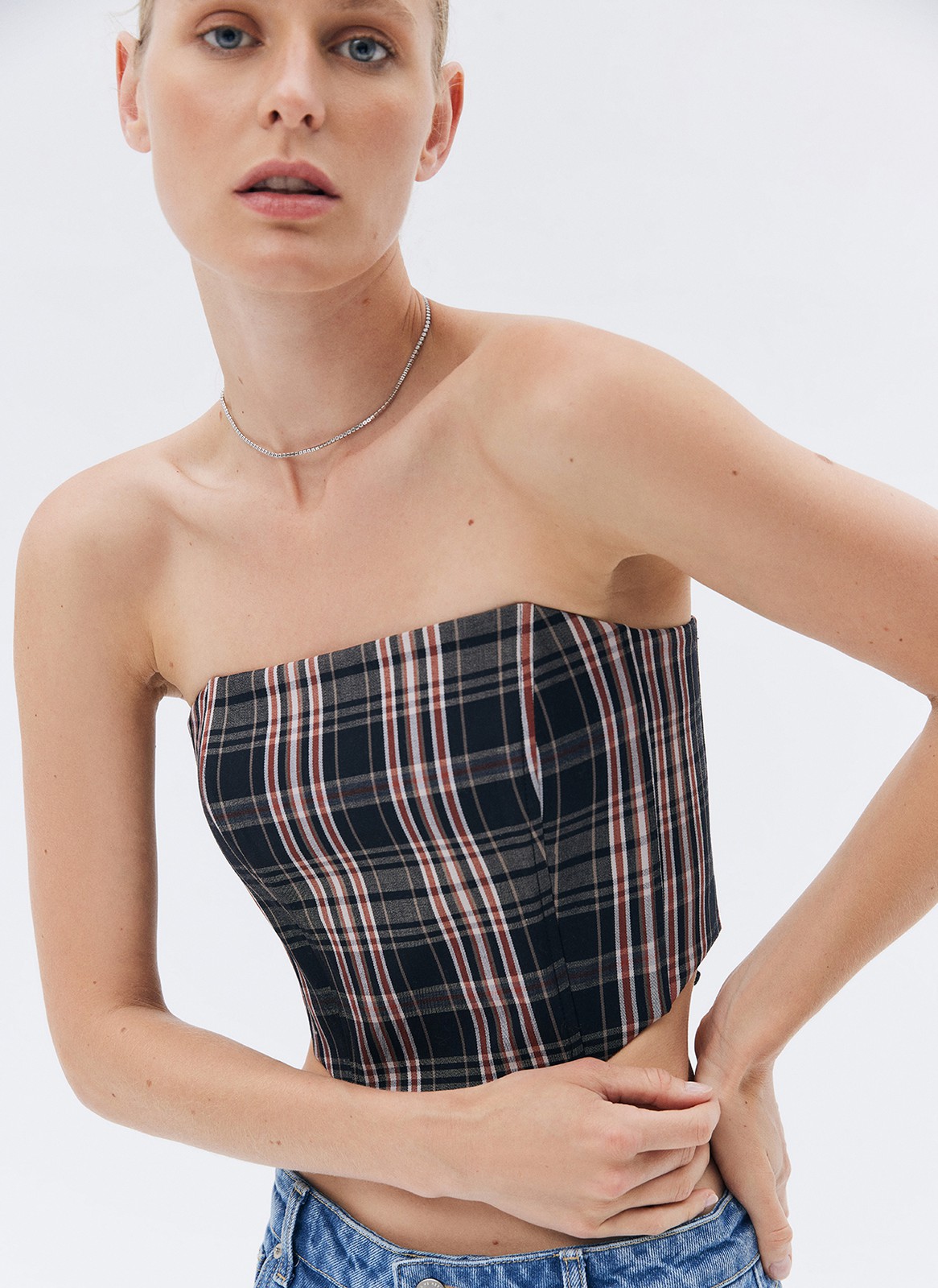 Топ-корсет, цвет: Мультиколор Allweneed
Трендовый укороченный корсетный топ из хлопка. Модель из плотного материала, на завязках, благодаря чему хорошо держит форму. Топ облегает и правильно садится по фигуре. Вещь можно носить самостоятельно с юбками из денима и джинсами, а также надевать поверх рубашки или футболки в офис или на учёбу.