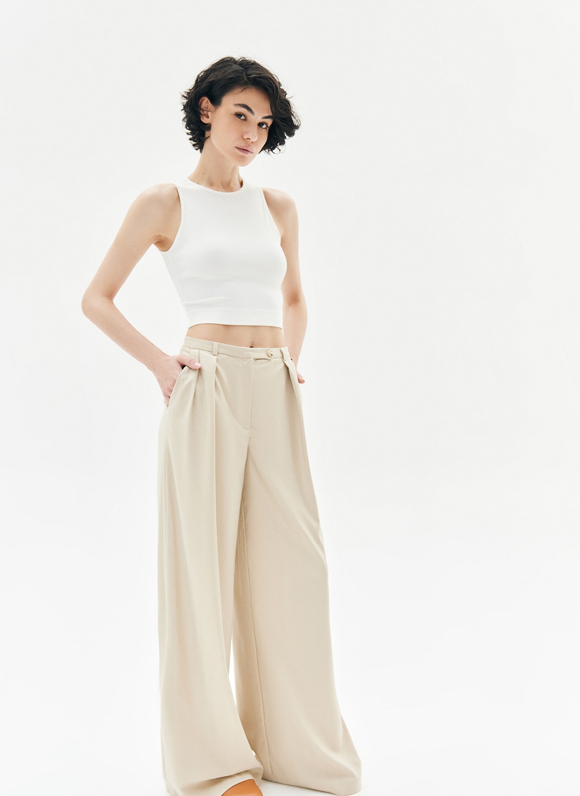 


Брюки широкие полной длины. Посадка чуть ниже линии талии. Два глубоких боковых кармана. Мы кропотливо работали с костюмной тканью, чтобы она красиво струилась при ходьбе. Сочетайте со свободным жакетом из новой капсулы.