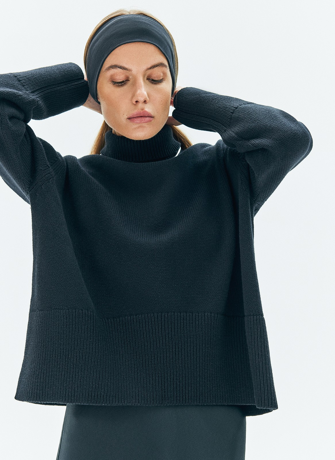 Джемпер с высоким горлом из 100% хлопка наш выбор для прохладных осенних дней. Мягкий материал позволяет телу дышать при разной температуре. Спущенная линия плеча для комфорта. Модель с манжетами и обрамлением по краю. Такой свободный крой подходит девушкам с разной фигурой. Носите с брюками, летящими юбками и лаконичными джинсами.