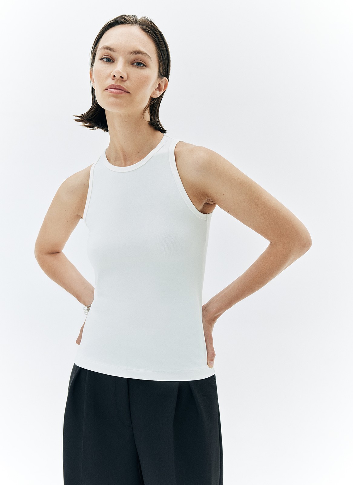 Майка из кроеного трикотажа, цвет: молочный Allweneed
Майка из мягкого трикотажа. Обработанная горловина и пройма. Слегка приталенный силуэт. Базовый вариант верха для летнего периода.