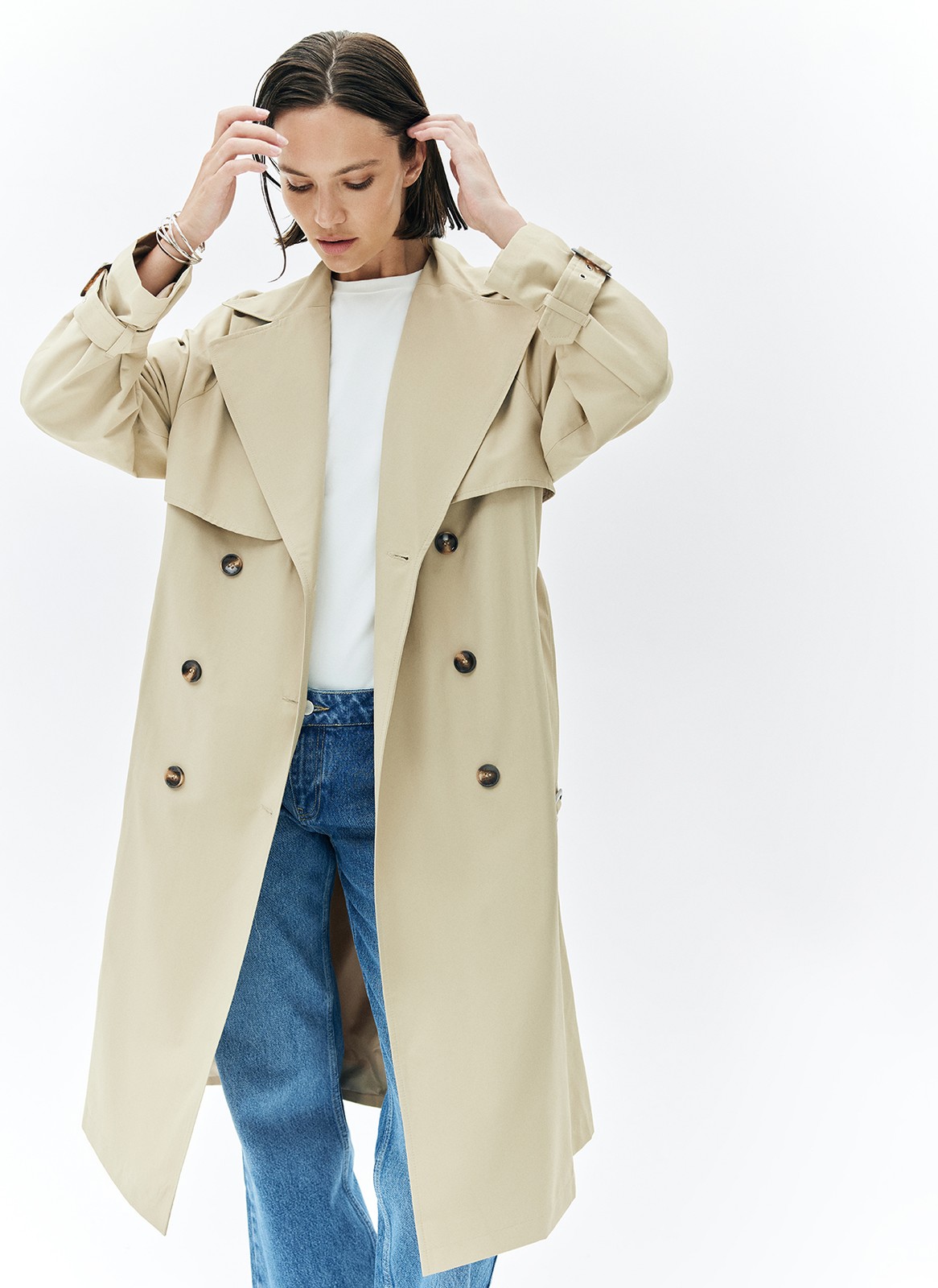 Тренч, цвет: бежевый Allweneed Плащ двубортного кроя с застёжкой на крупные контрастные пуговицы. Мы сохранили все детали классической модели: отлетную кокетку, А-силуэт, манжеты для фиксации рукава и длинный пояс на талии. Мы любим плащ за то, что с ним можно составлять женственные и универсальные повседневные образы.