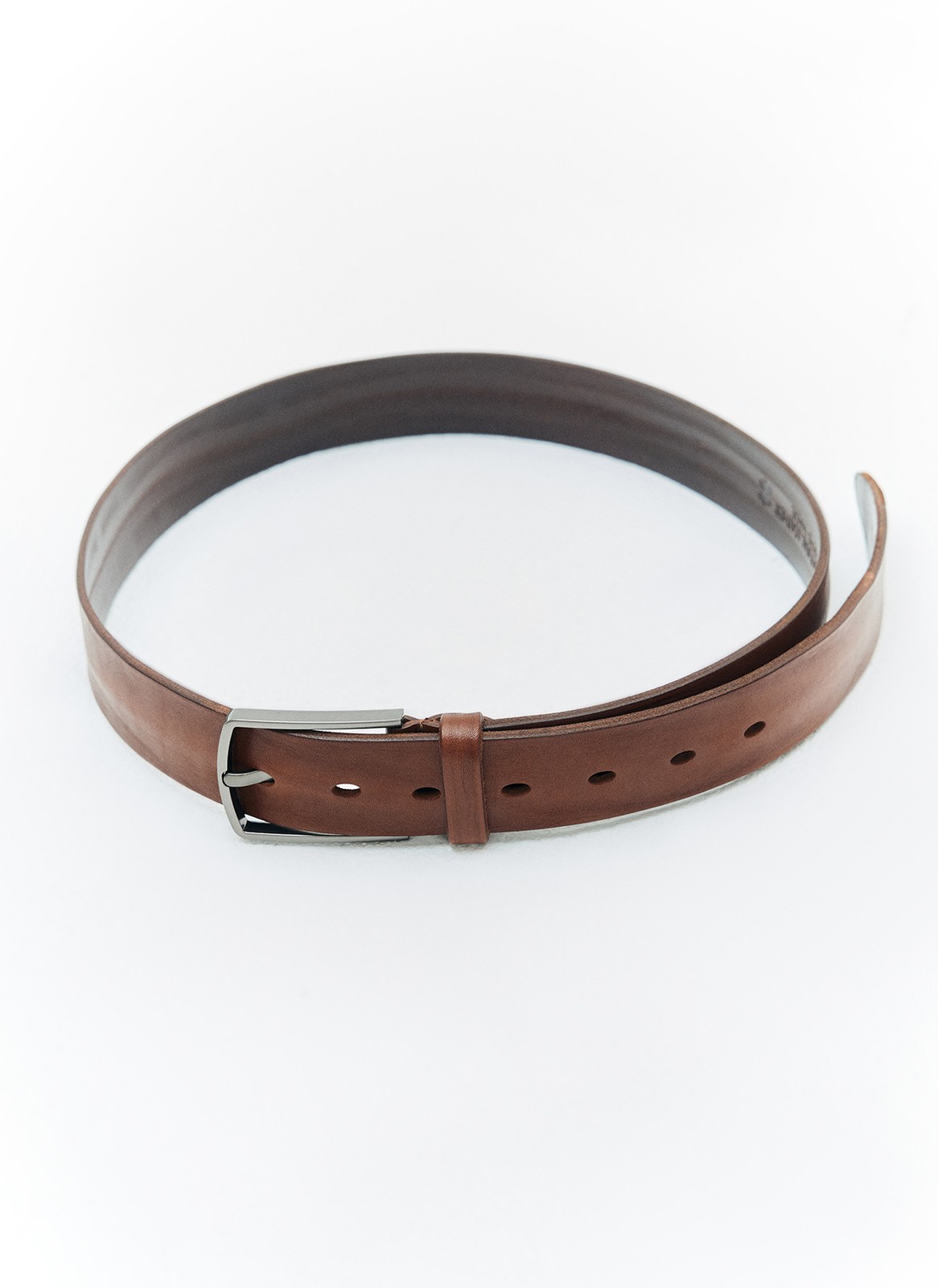 Ремень из натуральной кожи быка. Мы изготовили его из цельного отреза кожи, а не из прессованного материала, что делает вещь долговечной и ценной. Представлен в трёх вариантах. Прекрасно дополнит образы с брюками, юбками из денима и джинсами. Модель входит в линию PREMIUM.

