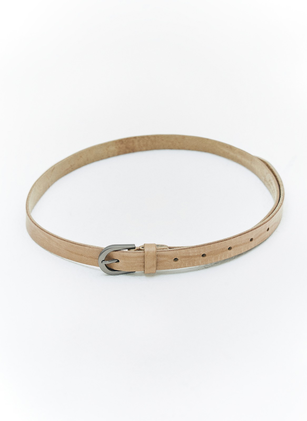 Ремень из натуральной кожи быка. Мы изготовили его из цельного отреза кожи, а не из прессованного материала, что делает вещь долговечной и ценной. Представлен в трёх вариантах. Прекрасно дополнит образы с брюками, юбками из денима и джинсами. Модель входит в линию PREMIUM.