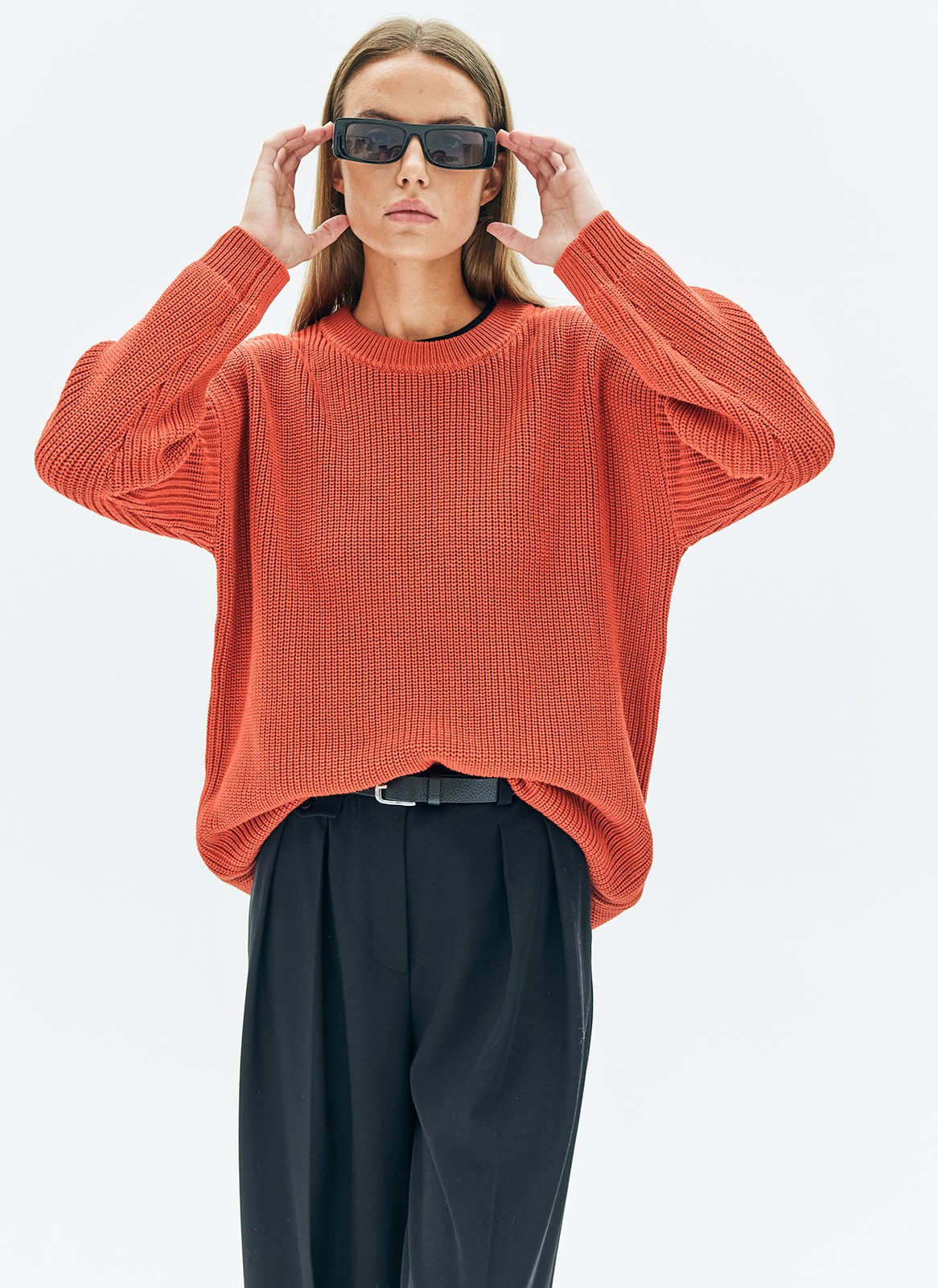 Трикотажный джемпер с длинным рукавом для женщины, цвет: Терракотово-Красный Allweneed Хлопковый свитер. Модель свободного силуэта, с круглой горловиной. Легко вписывается в осенний гардероб. Благодаря слегка расслабленной, но плотной вязке мелкой косичкой создается эффект воздушности. Материал дышит и позволяет поддерживать оптимальную температуру тела. Каждый сезон мы пополняем палитру модели новыми оттенками. Летом свитер подходит для прохладных вечеров, а осенью советуем включить его в повседневную базу и носить с футболками и рубашками.